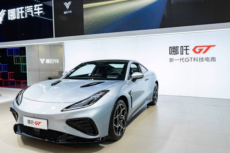 深圳209哪吒汽车在智能汽车领域的表现，领途汽车在新能源汽车市场中的影响力